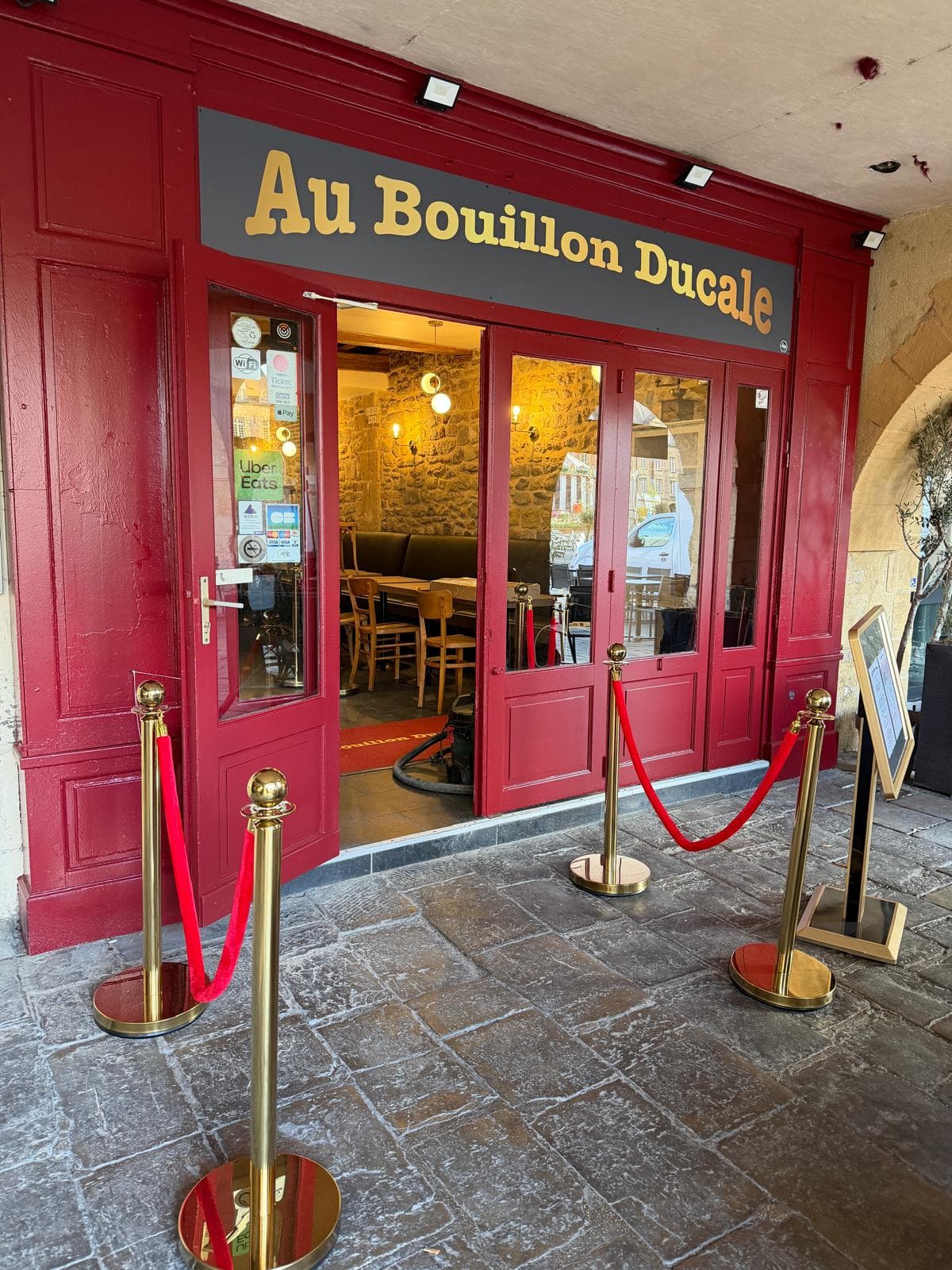 Entrée rouge du Bouillon Ducale avec son cordon d'accueil