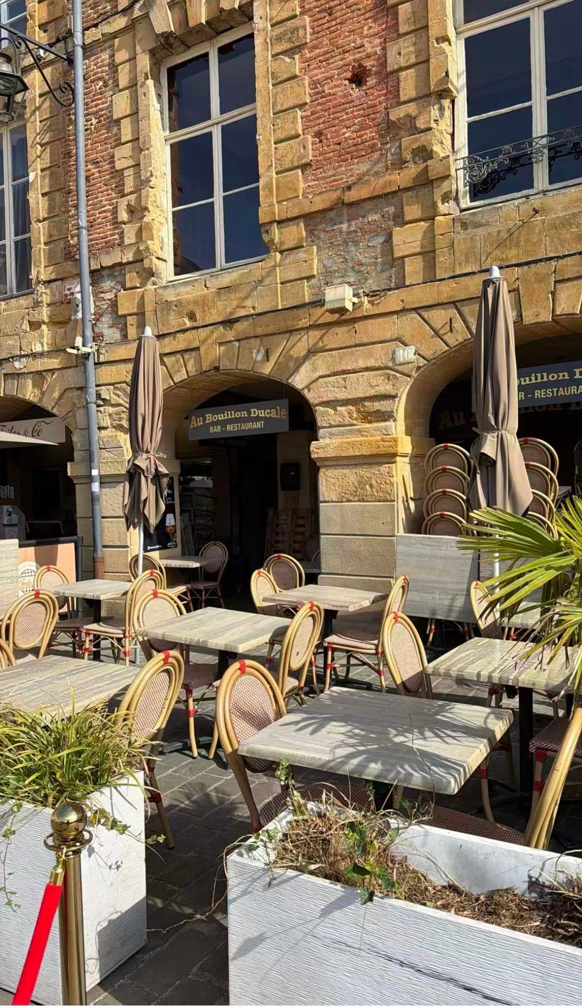 Terrasse du Bouillon Ducale sous les arcades de la Place Ducale